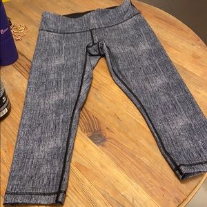 Size 6 Lululemon crop leggings 17”